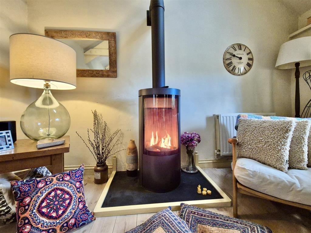 Lot: 109 - THATCHED DECEPTIVELY SPACIOUS DETACHED COTTAGE WITH GARDENS AND PARKING - Living room corner